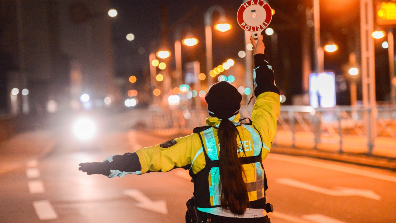 Eine Polizistin führt Geschwindigkeitskontrollen durch (Symbolbild)
