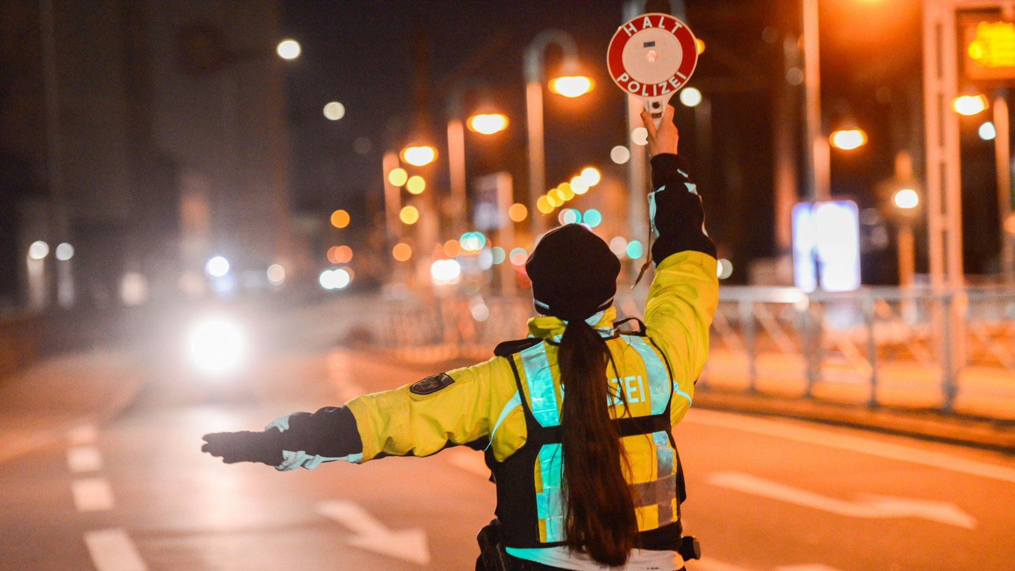 Eine Polizistin führt Geschwindigkeitskontrollen durch (Symbolbild)