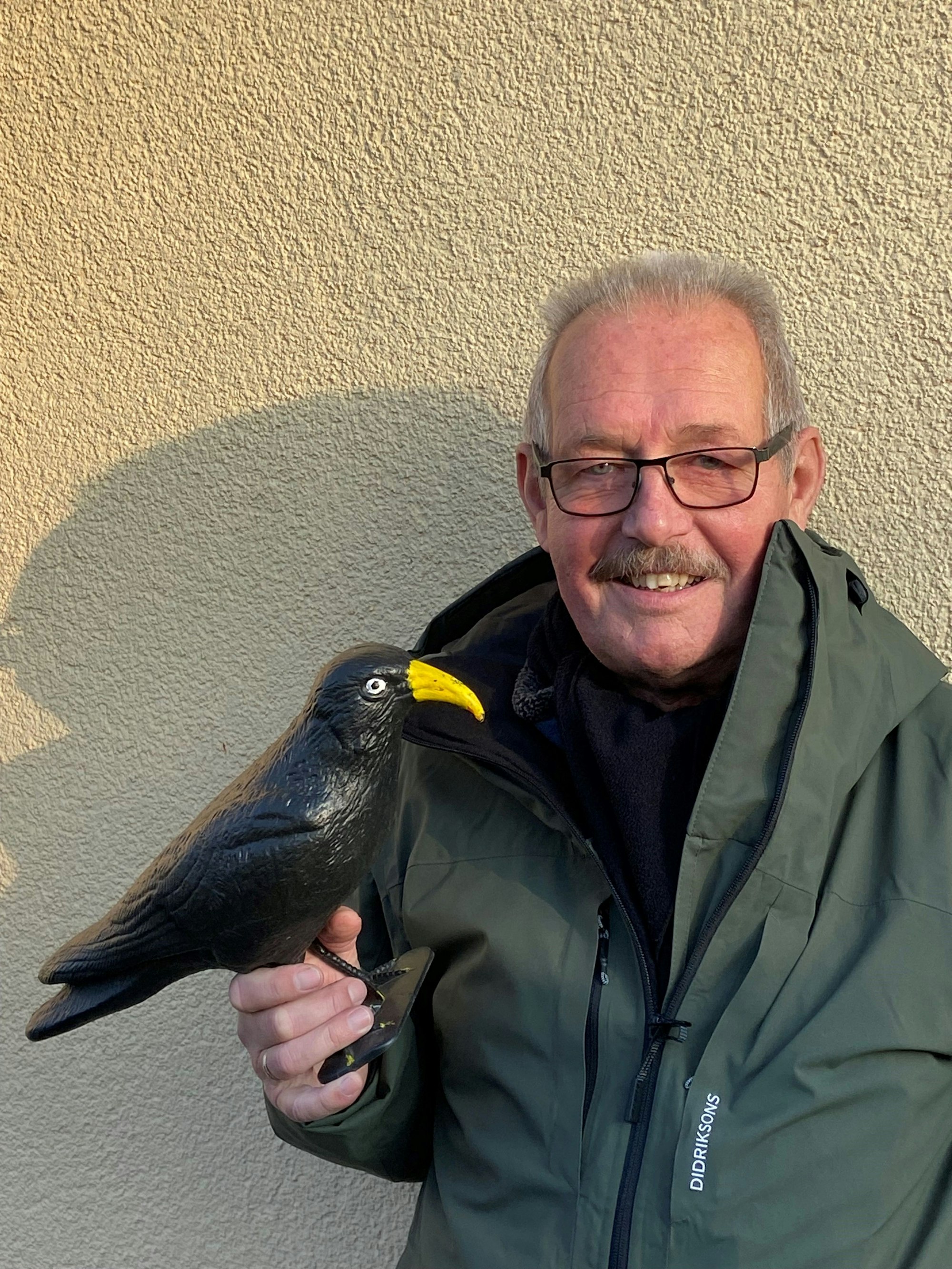 Johannes Offermann mit einem selbstgebauten Raben auf der Hand.