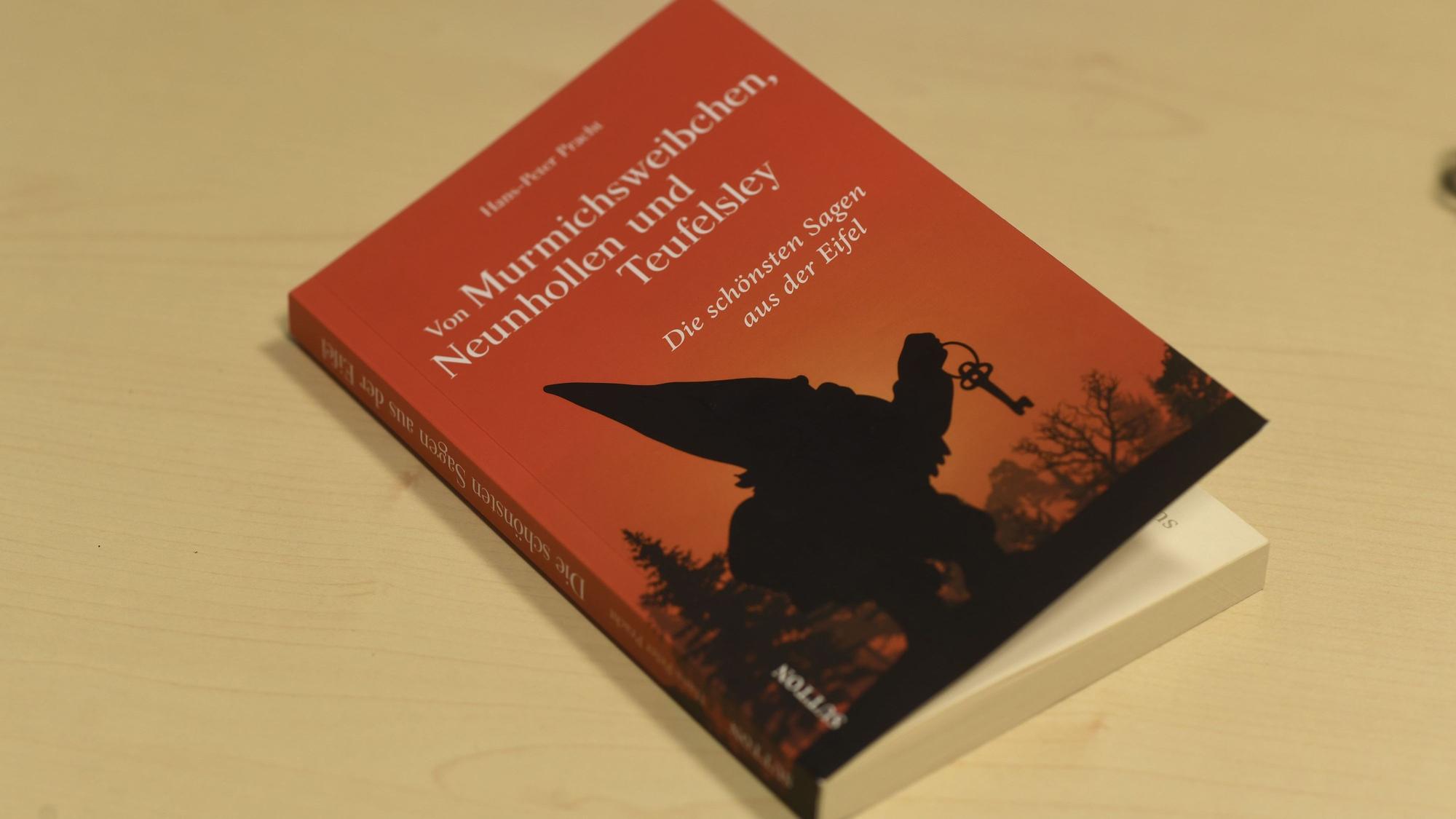 Das neue Buch liegt auf einem Tisch.