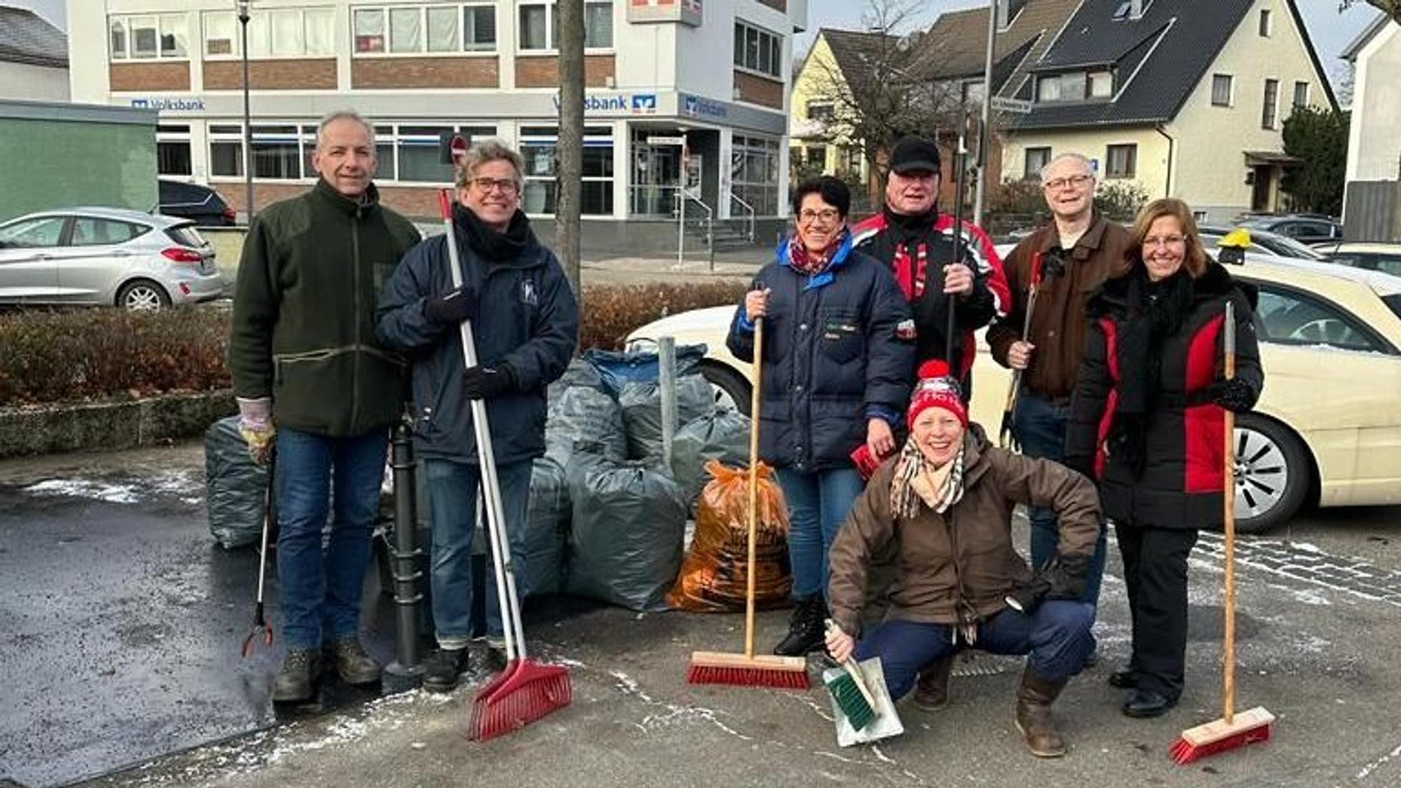 Der Urbacher Bürgerverein mit den Urbacher Räubern bei einer Müllsammelaktion.