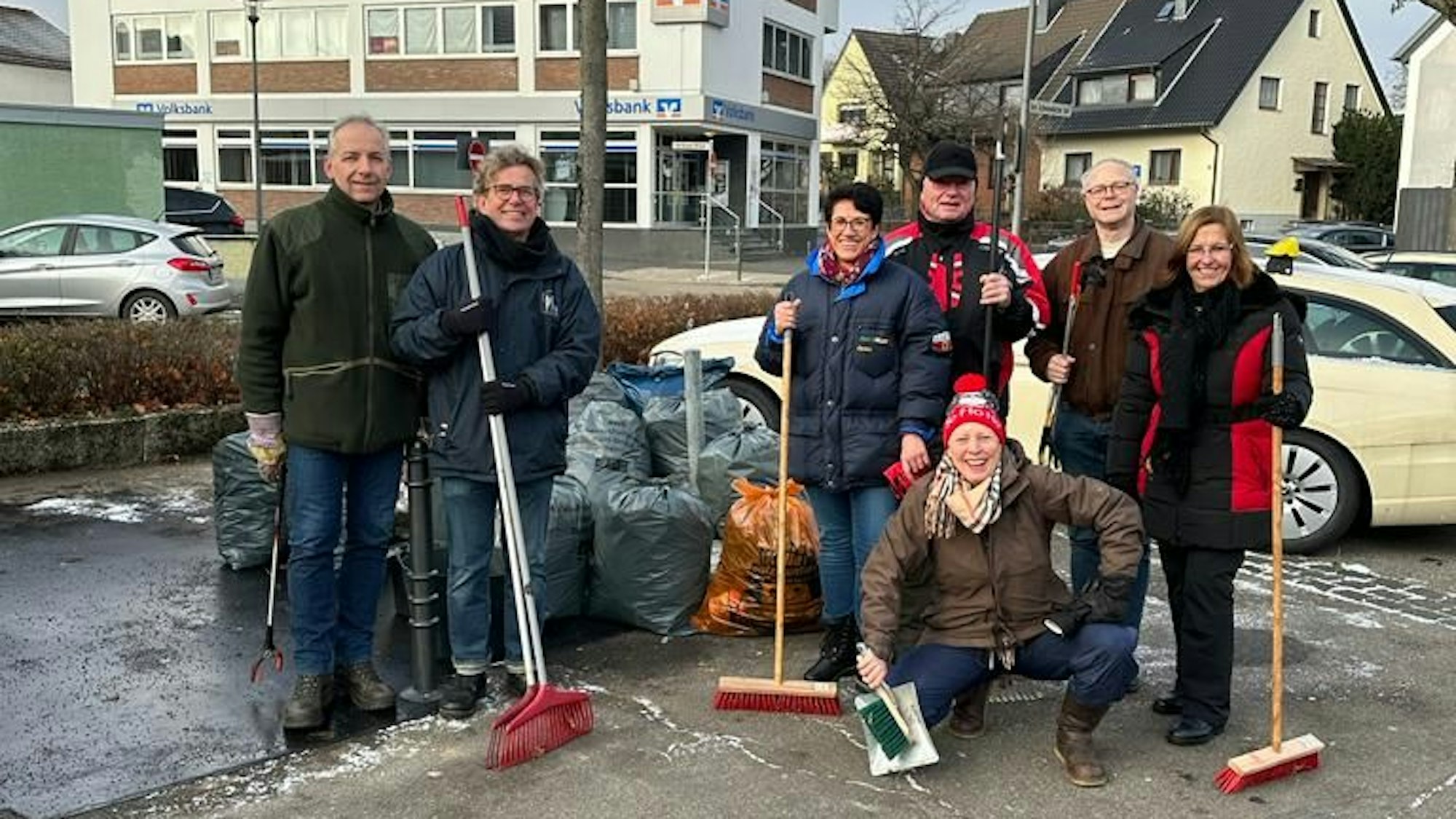 Der Urbacher Bürgerverein mit den Urbacher Räubern bei einer Müllsammelaktion.