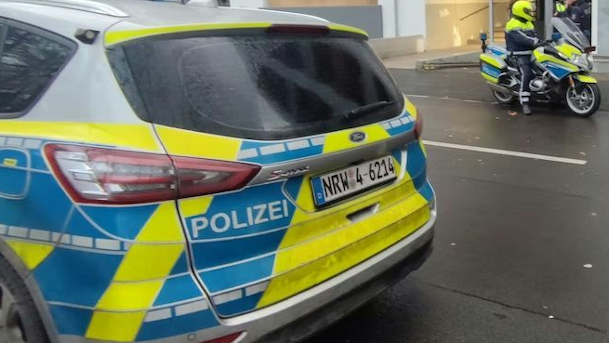 Polizisten bei einem Einsatz (Symbolbild).