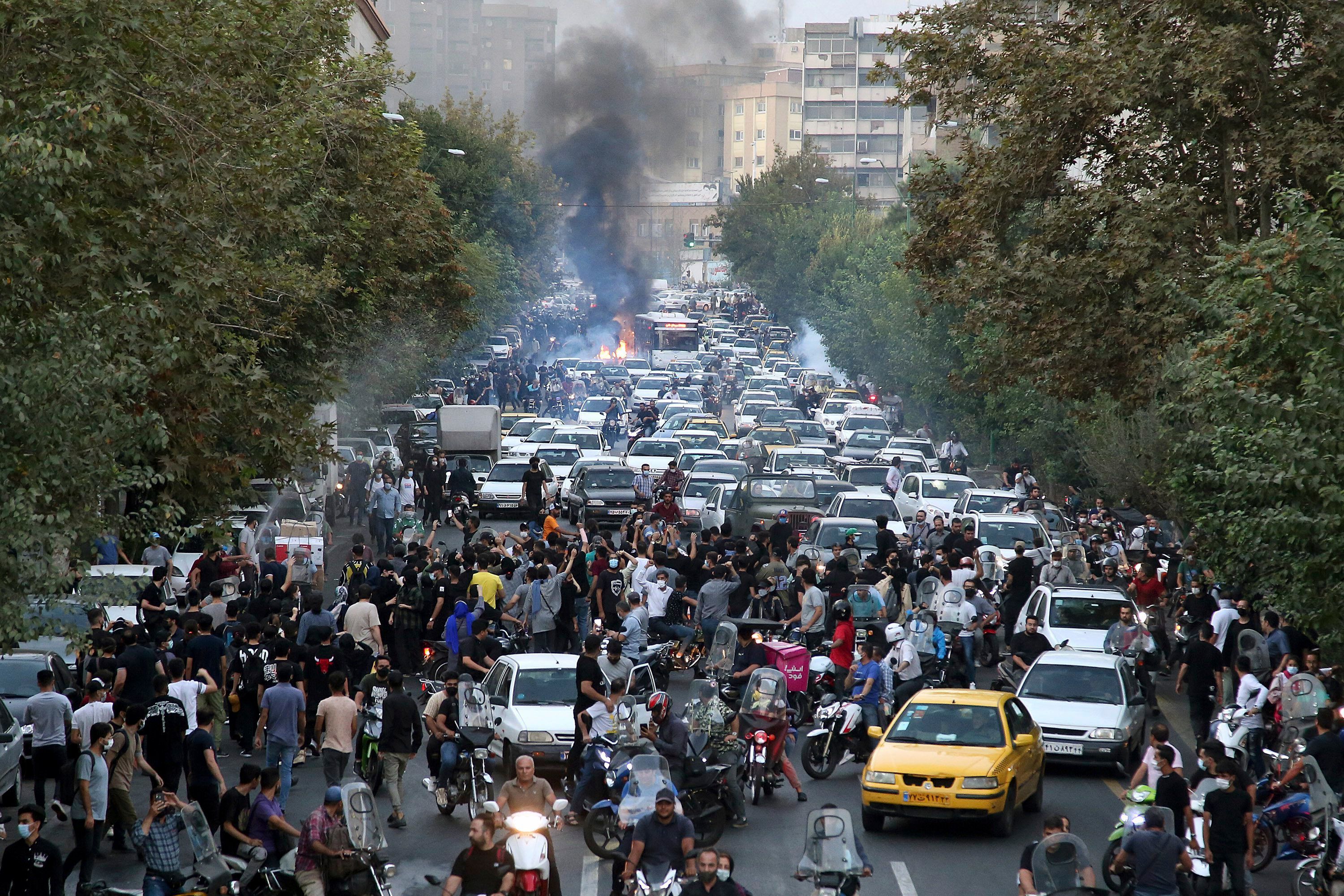 Demonstranten skandieren während eines Protestes in der Innenstadt von Teheran Parolen.