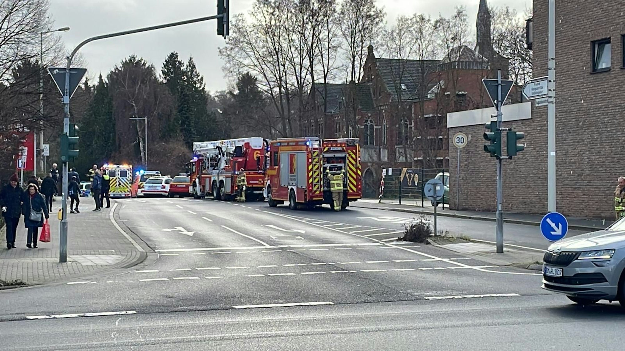 Feuerwehr und Rettungskräfte waren bei dem Einsatz vor Ort.