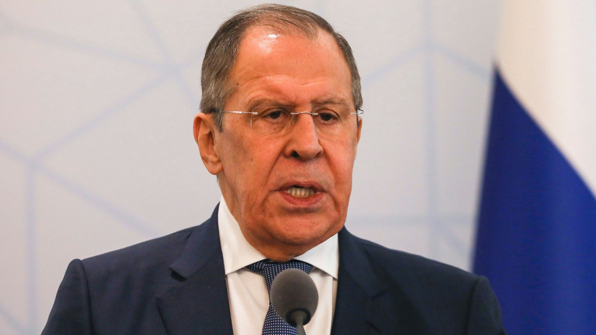 Türkei, Ankara: Sergej Lawrow, Außenminister von Russland, spricht während einer gemeinsamen Pressekonferenz mit seinem türkischen Amtskollegen Cavusoglu.