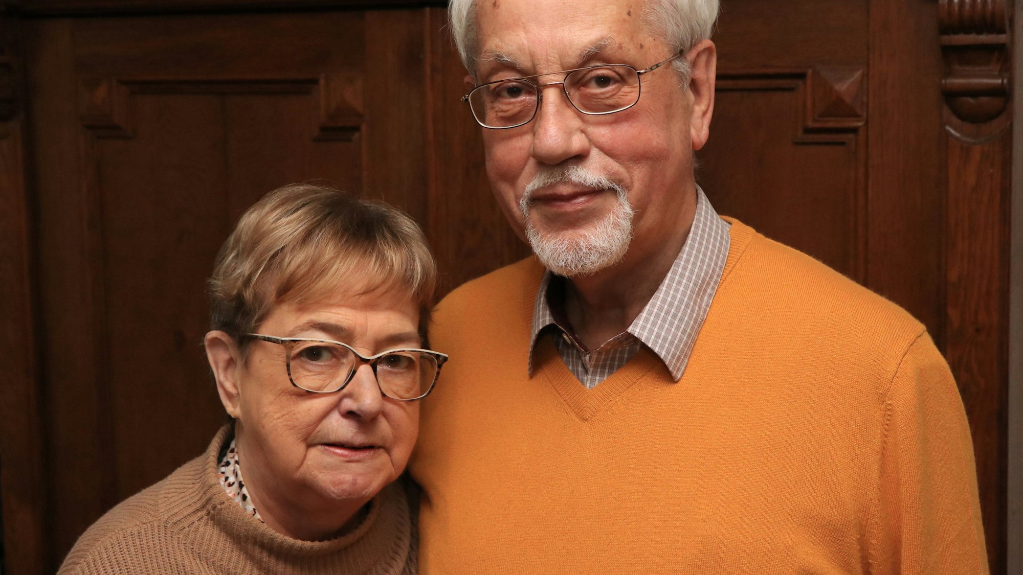 Ein Porträt von zwei älteren Menschen.