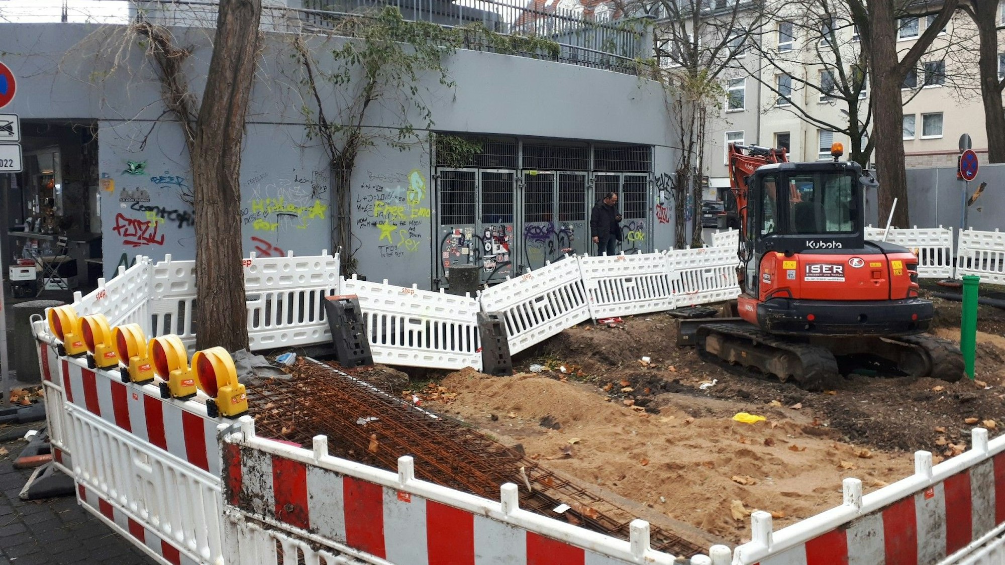 Die Baustelle auf dem Wilhelmsplatz mit abgesperrter Zone und Bagger.