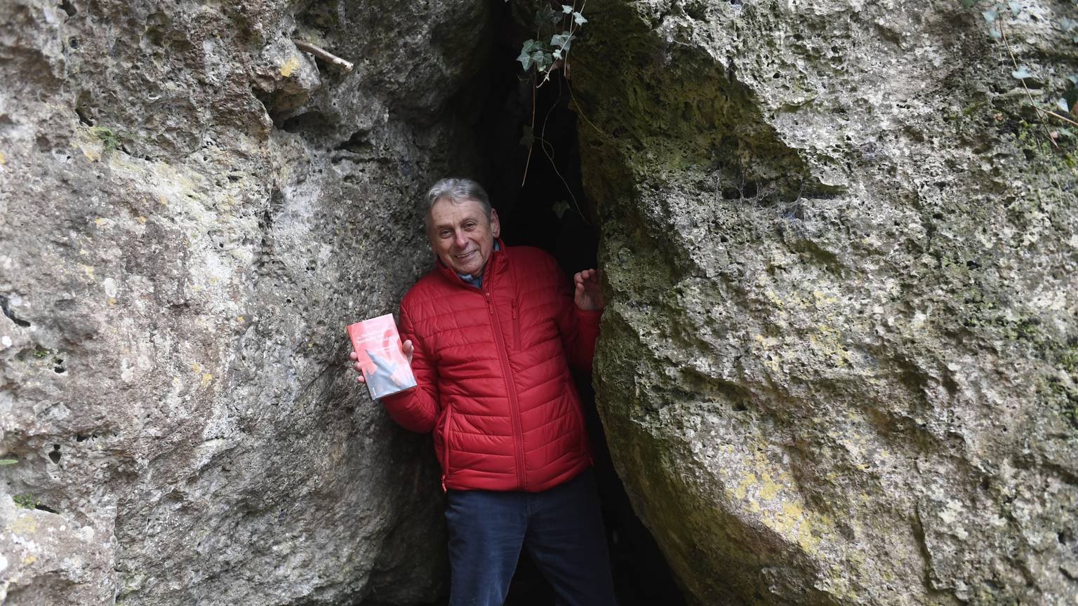 Ein Mann steht in einer Felsspalte der Kakushöhle.