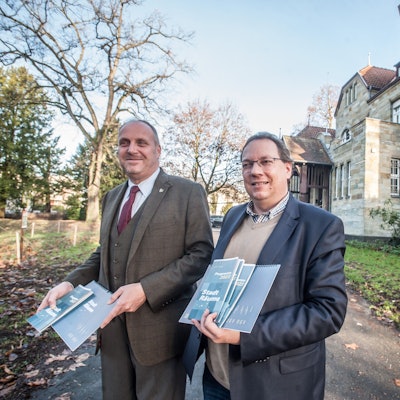 Michael Gutbier und Guido von Büren vor der Villa Römer mit kalendern und Programmen. OGV Opladener Geschichtsverein. Foto: Ralf Krieger