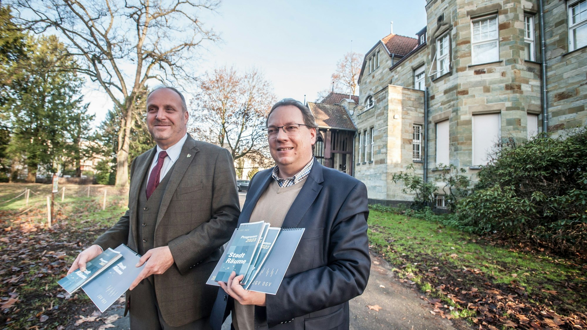 Michael Gutbier und Guido von Büren vor der Villa Römer mit kalendern und Programmen. OGV Opladener Geschichtsverein. Foto: Ralf Krieger