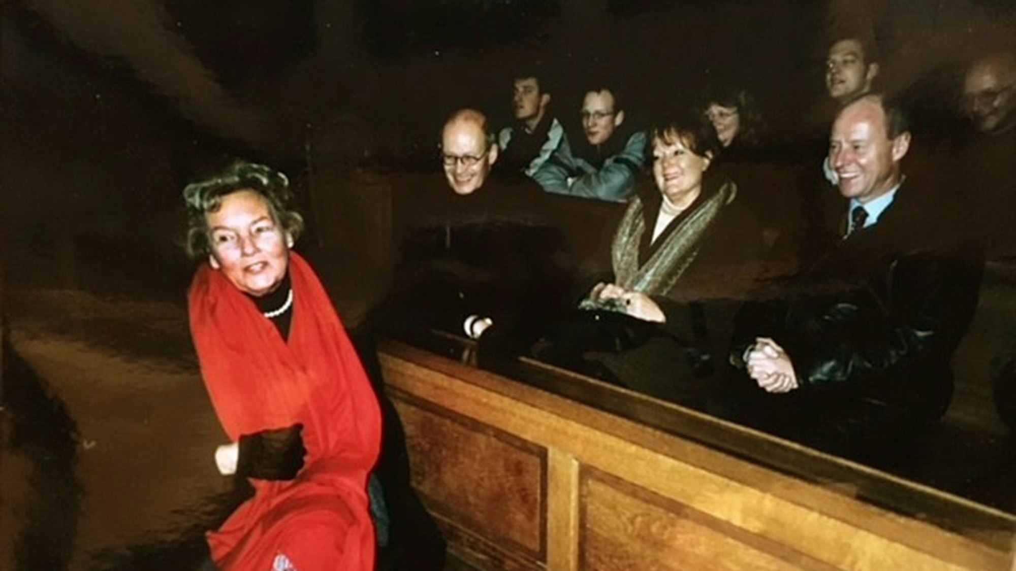 Hannemarie Valder bei einer Führung mit einem roten Schal.