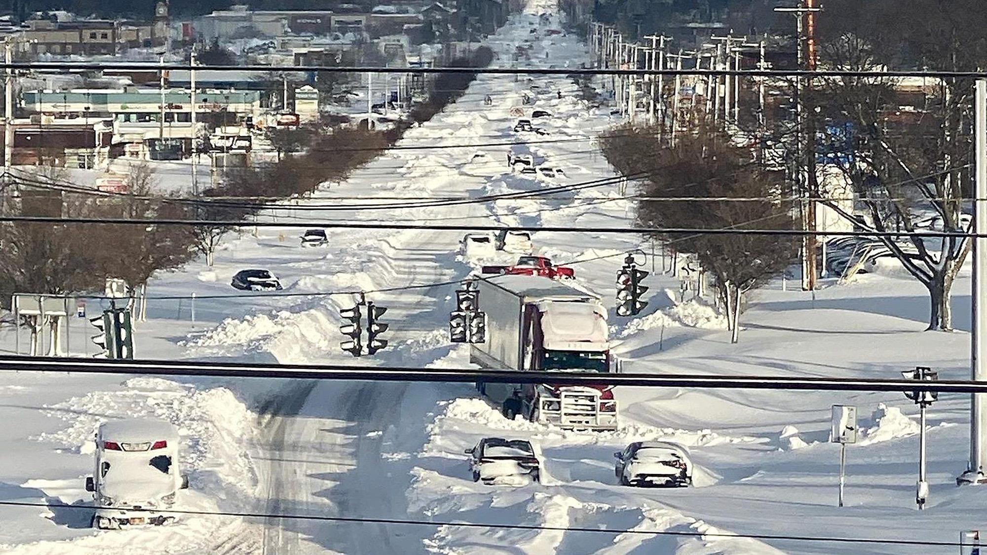 Es sind mehrere, vom Schnee bedeckte, Autos zu sehen.