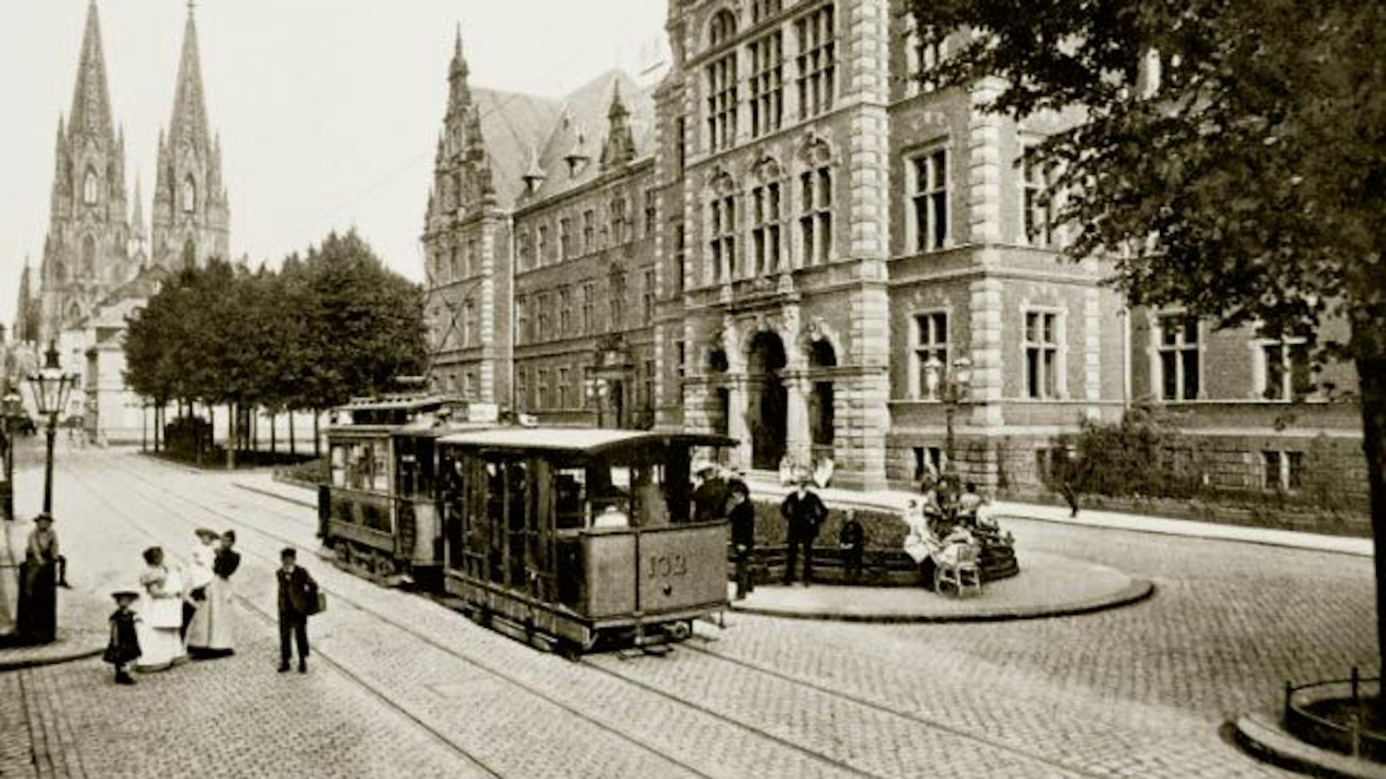 Eine alte Kölner Straße, im Hintergrund steht der Dom.