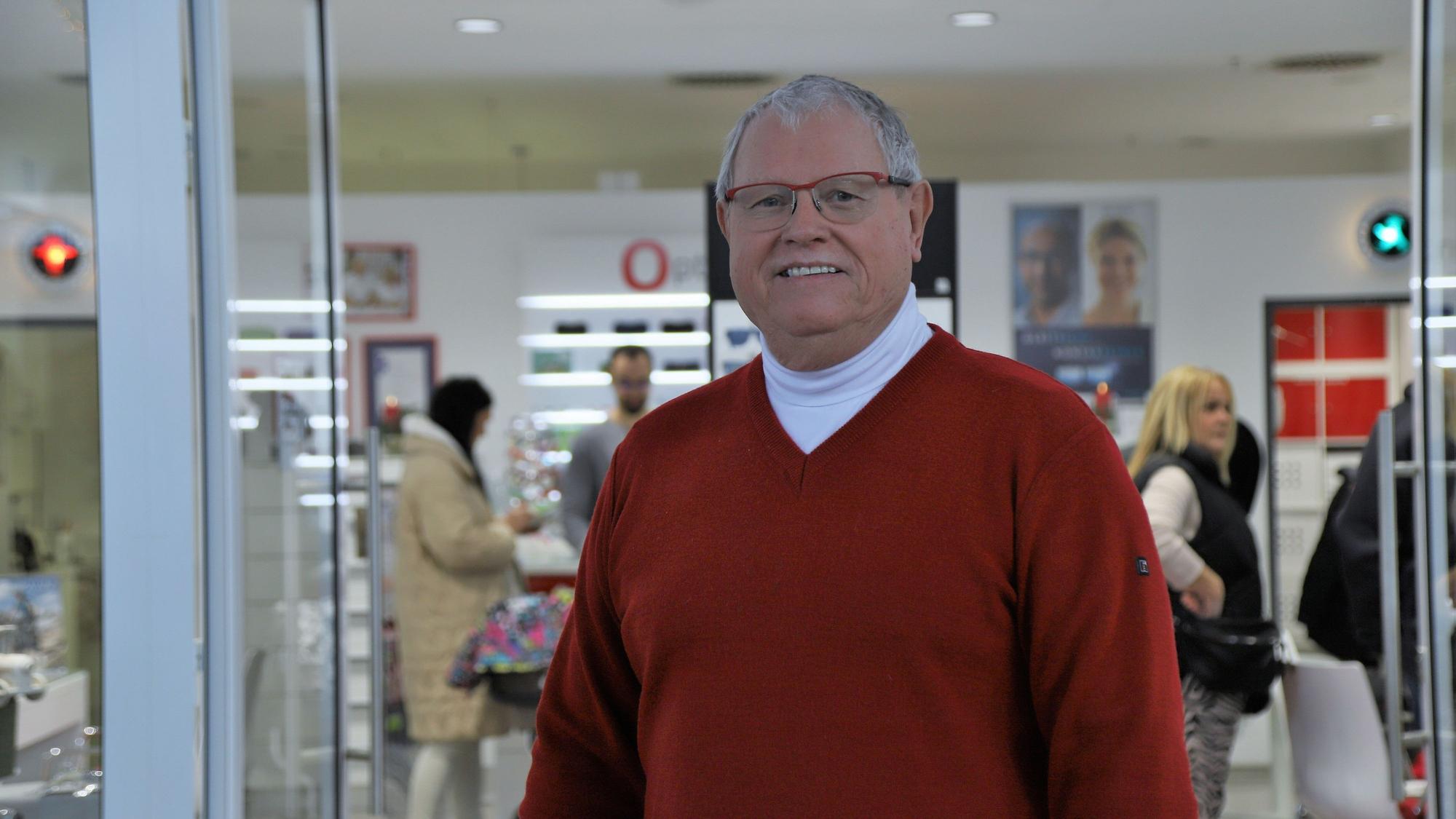Lothar Kunz, hier in seinem Laden in der Sankt Augustiner Shopping-Welt im Dezember 2022, setzt auf Beratung.