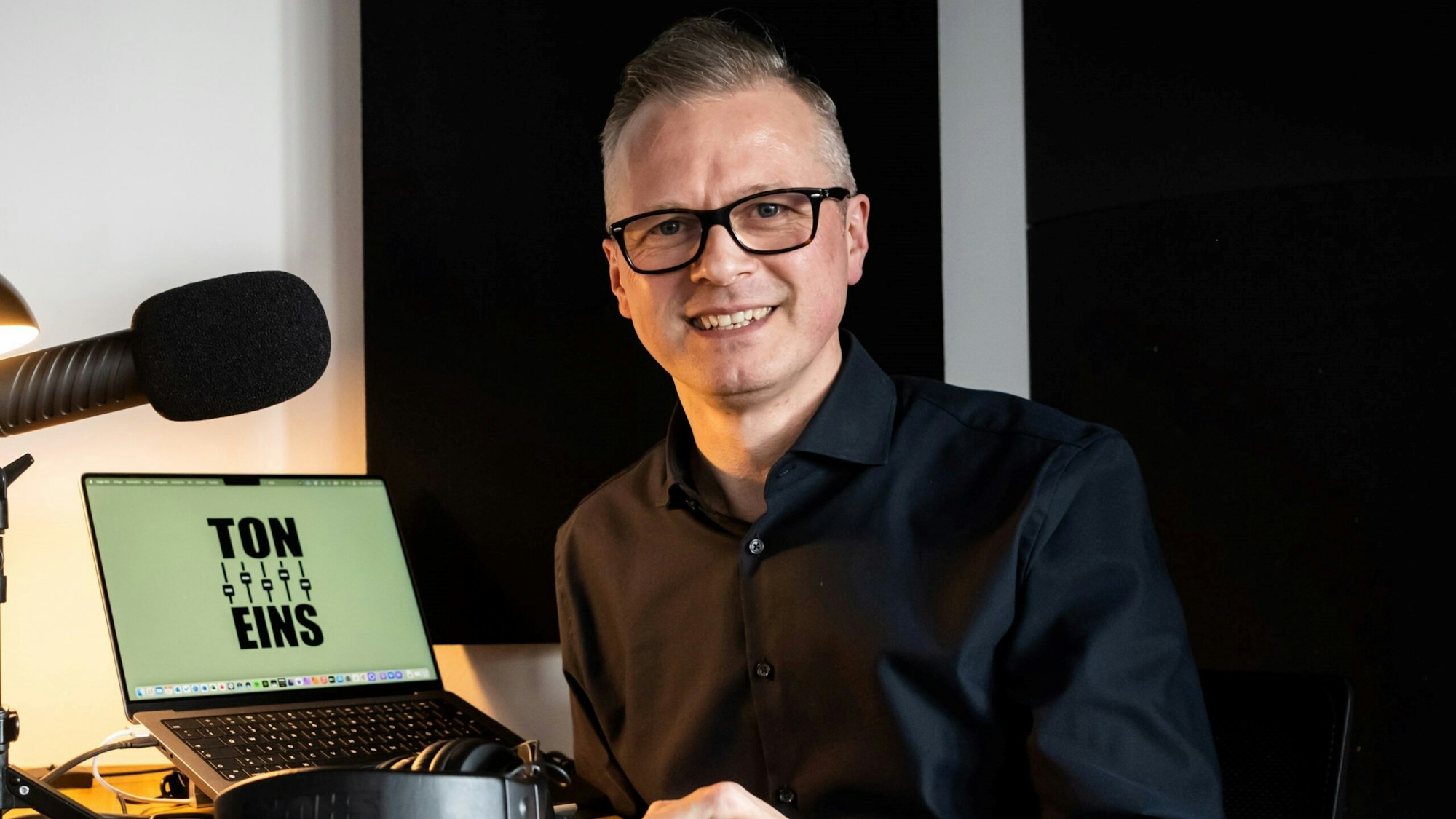 Der Hürther Ingo Notthoff, hier im Dezember 2022 in Hürth, steht in seinem Unternehmen „Ton.Eins“.