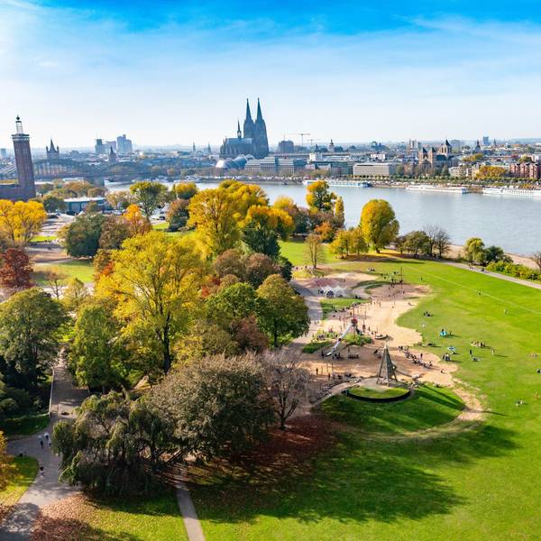 Auf dem Bild sieht man Köln von oben mit Blick auf den Rheinpark.