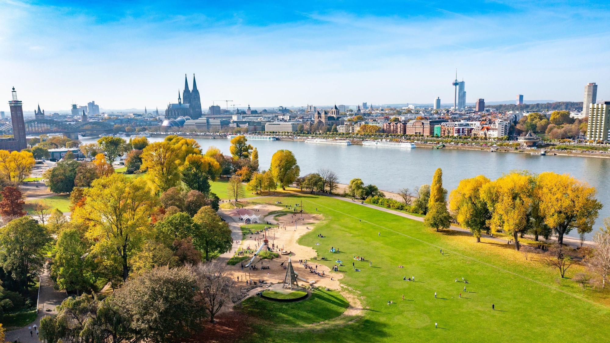 Auf dem Bild sieht man Köln von oben mit Blick auf den Rheinpark.