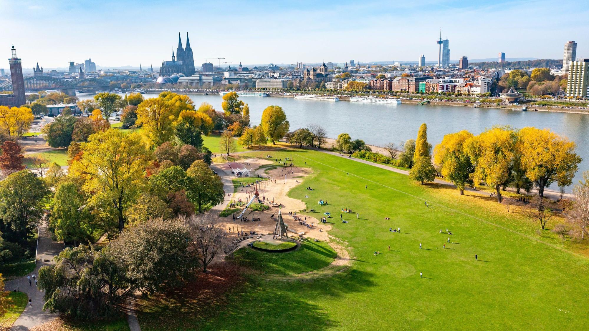 Luftaufnahme vom herbstlichen Rheinpark in Köln.