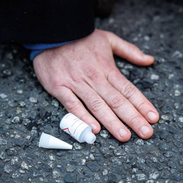 Ein Aktivist der Klimaschutz-Initiative „Letzte Generation“ hat sich mit seiner Hand auf die Straße geklebt.