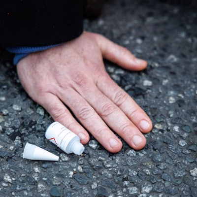 Ein Aktivist der Klimaschutz-Initiative „Letzte Generation“ hat sich mit seiner Hand auf die Straße geklebt.