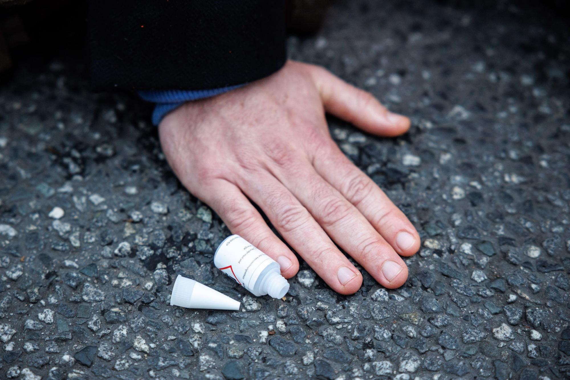 Ein Aktivist der Klimaschutz-Initiative „Letzte Generation“ hat sich mit seiner Hand auf die Straße geklebt.