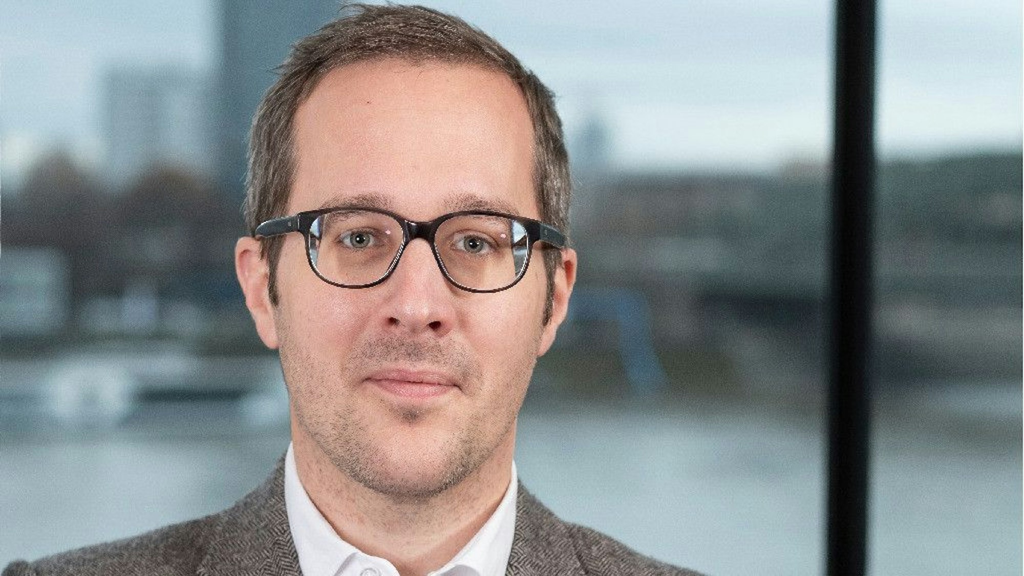 Hanno Kempermann schaut in die Kamera
