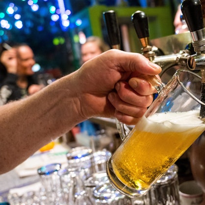 In einer Bar wird ein Bier gezapft. (Symbolbild)