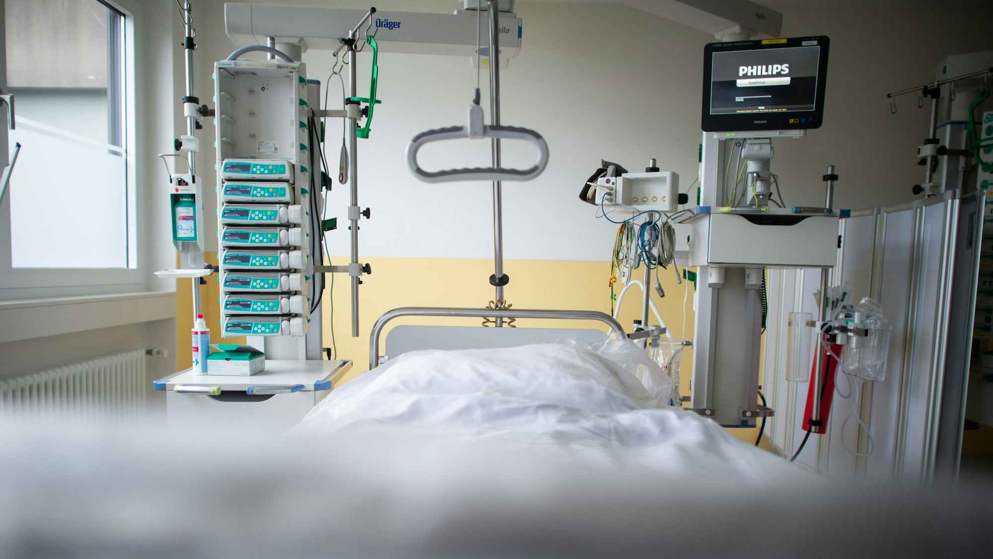 Ein leeres Bett steht in der Intensivstation in einem Krankenhaus