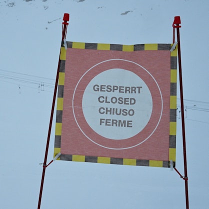 Ein „Gesperrt-Schild“ steht auf dem Zugspitzplatt, beim Skisaisonstart an der Zugspitze, an einer Skipiste.