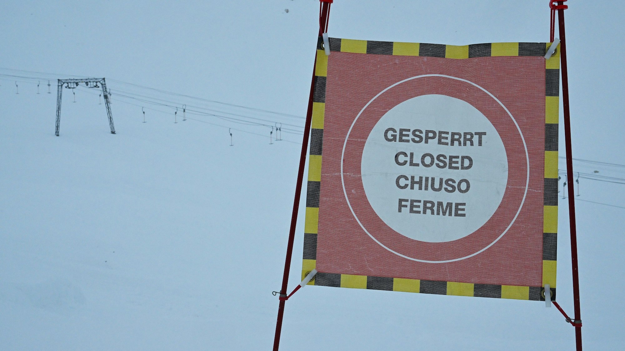 Ein „Gesperrt-Schild“ steht auf dem Zugspitzplatt, beim Skisaisonstart an der Zugspitze, an einer Skipiste.