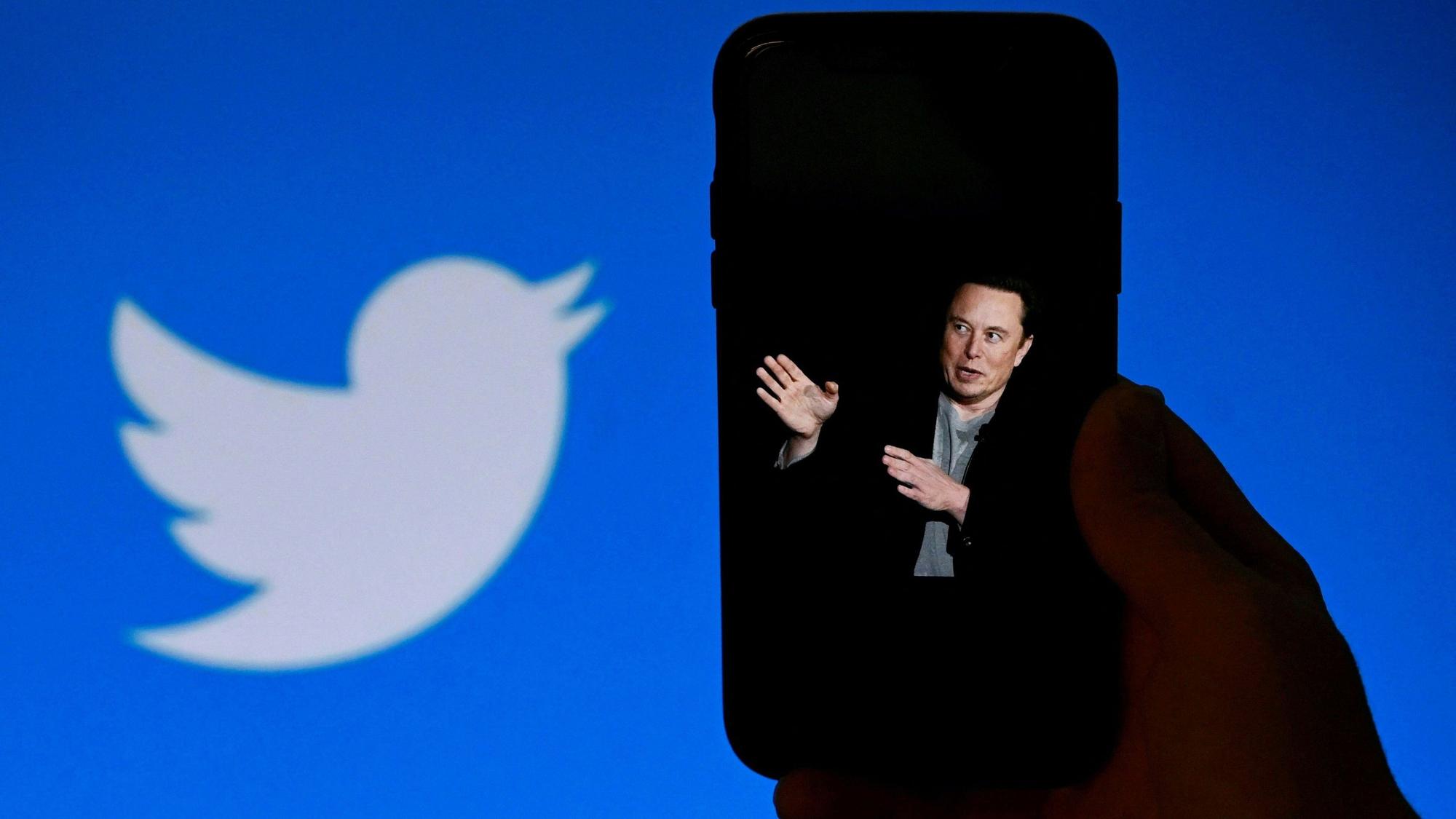 Elon Musk auf dem Bildschirm eines Smartphone.