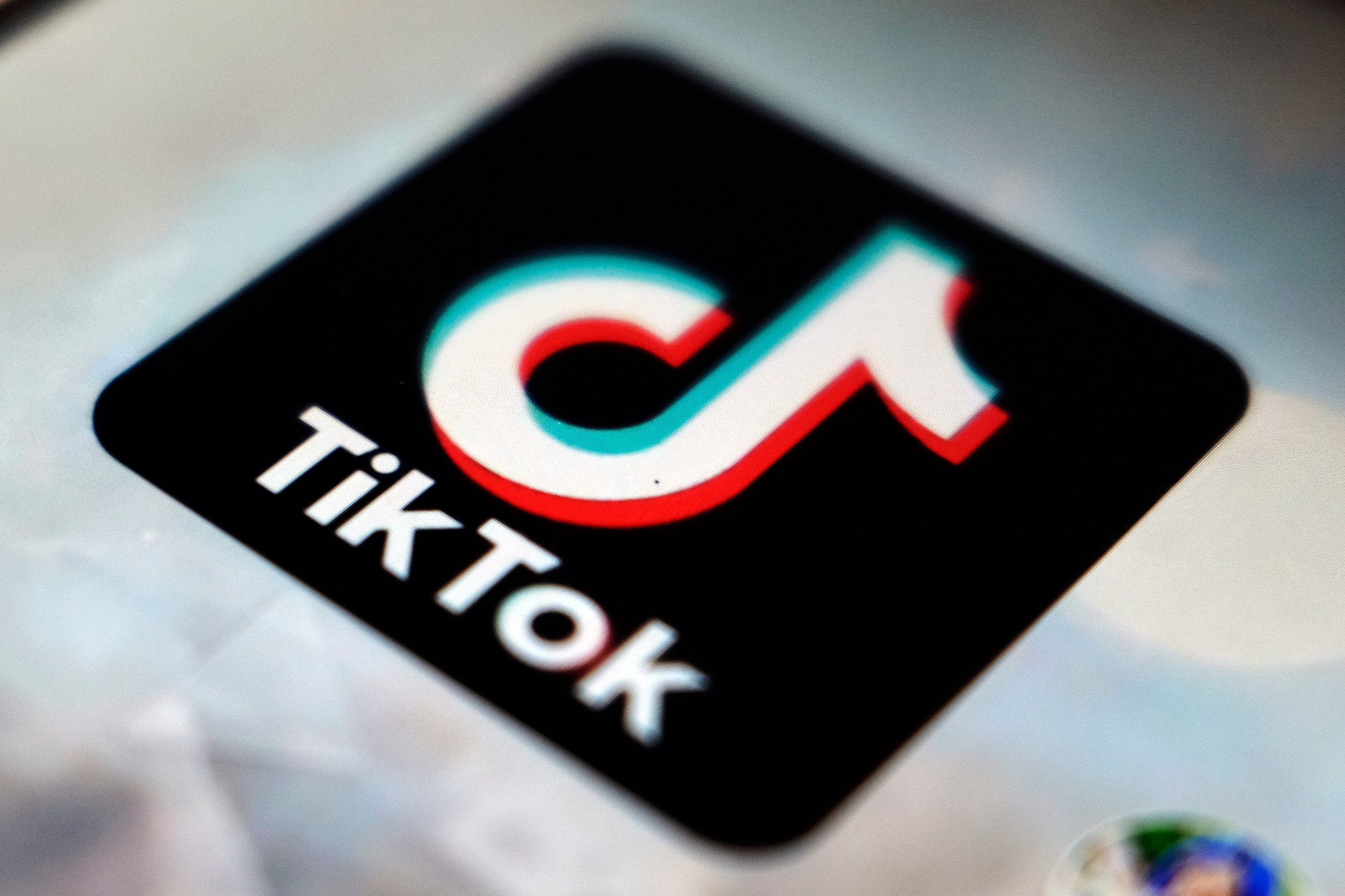 Auf diesem Foto ist das Logo der TikTok-App in Tokio zu sehen.