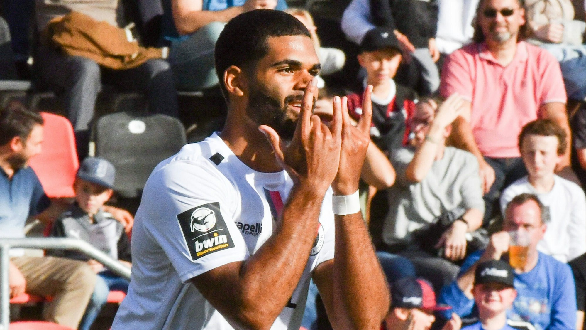 Jubel bei Andre Becker Viktoria Koeln, Nr.9 nach seinem Abstauber zum 0:1 beim Spiel FC Ingolstadt 04 gegen Viktoria Koeln am 30.10.2022, DFB regulations prohibit any use of photographs as image sequences and/or quasi-video. GER, Fussball, 3. Liga, Spieltag 14, FC Ingolstadt 04 gegen Viktoria Koeln, 30.10.2022, Audi Sportpark Ingolstadt *** Andre Becker Viktoria Koeln, Nr 9 cheers after his tap-in for 0 1 during the match FC Ingolstadt 04 vs Viktoria Koeln on 30 10 2022, DFB regulations prohibit any use of photographs as image sequences and or quasi video GER, Fussball, 3 Liga, Spieltag 14, FC Ingolstadt 04 vs Viktoria Koeln, 30 10 2022, Audi Sportpark Ingolstadt Copyright: xOliverxSTRISCHx