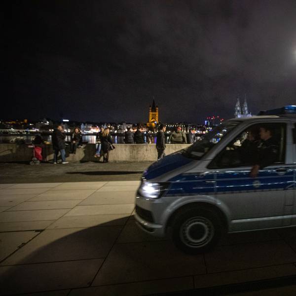 Ein Streifenwagen der Polizei fährt an Silvester über den Rheinboulevard.