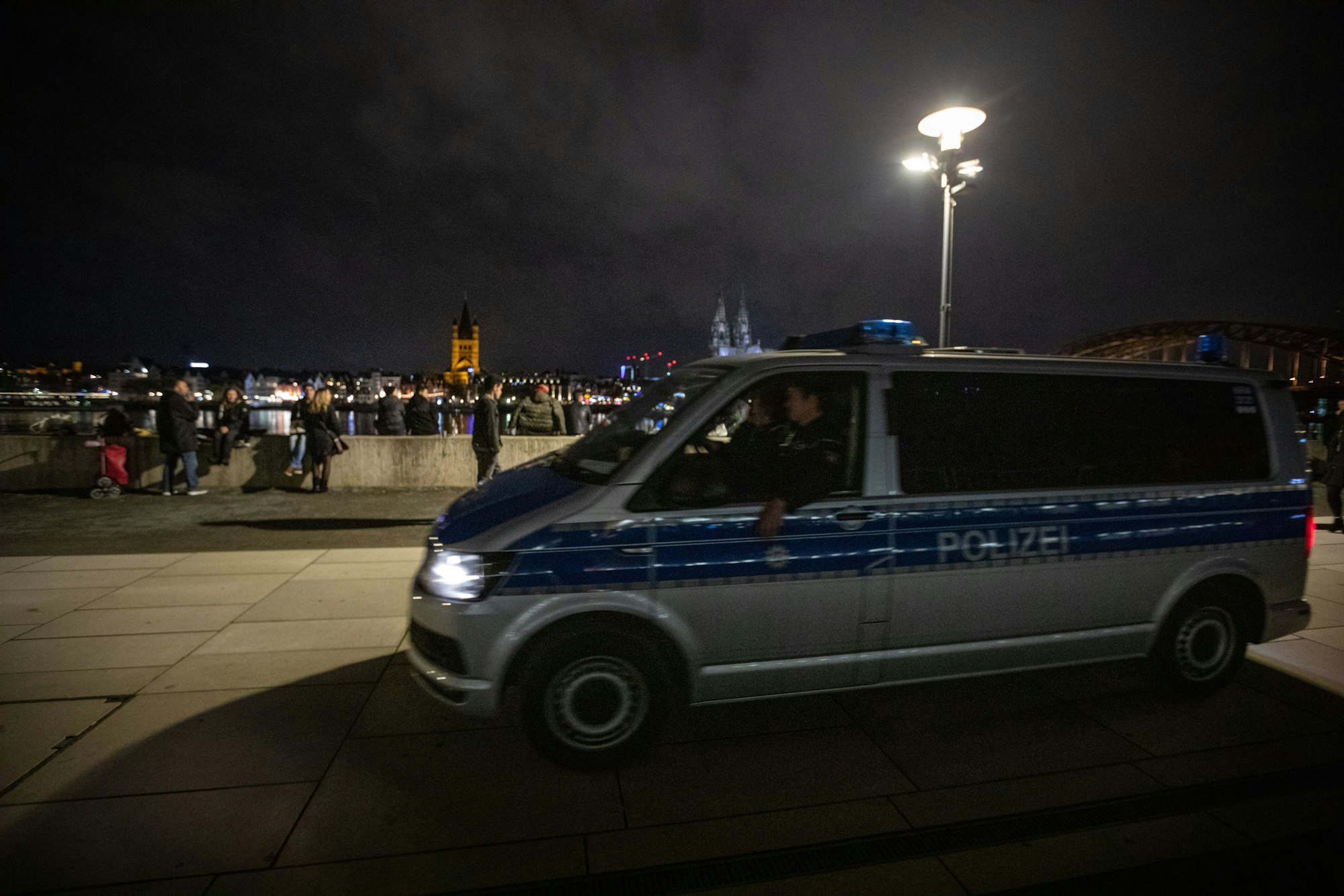 Ein Streifenwagen der Polizei fährt an Silvester über den Rheinboulevard.