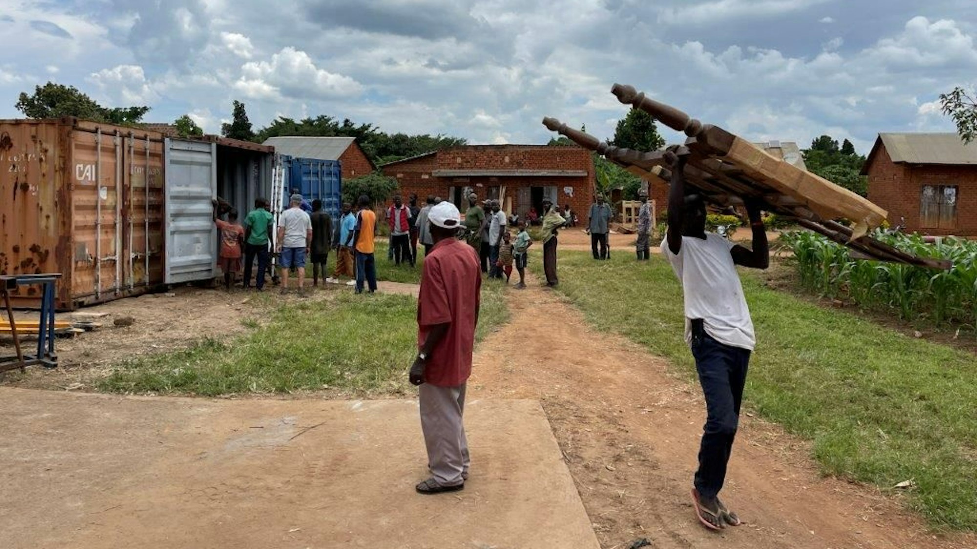 Die Dorfbewohner beim Ausladen der Container, die Franz Schwope schickte.