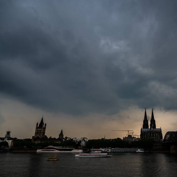 Dunkle Gewitterwolken ziehen über dem Kölner Dom auf. (Archivbild)