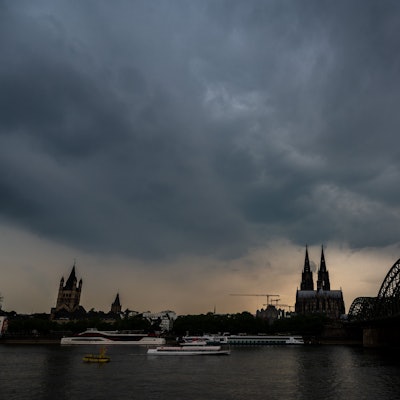 Gewitterwolken ziehen über dem Dom auf.