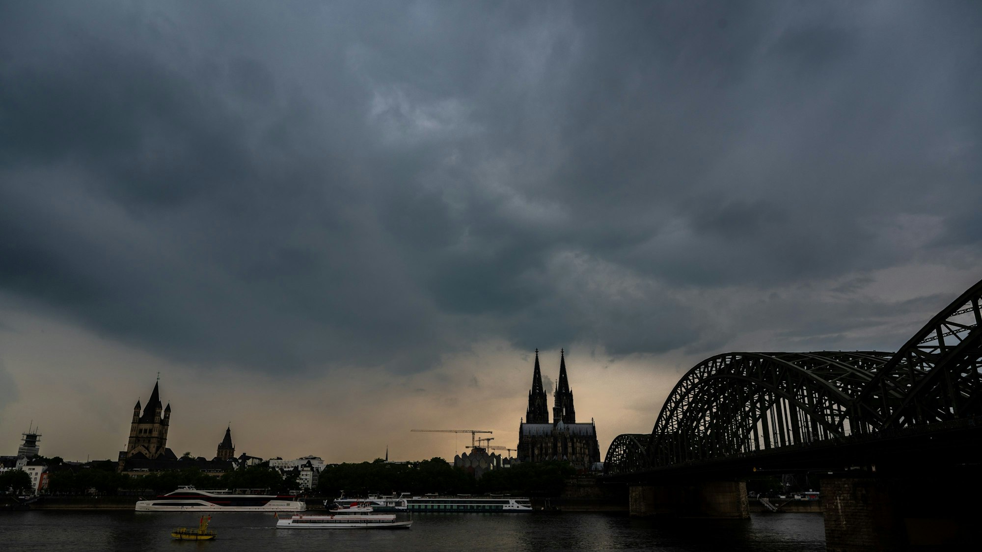 Gewitterwolken ziehen über dem Dom auf.