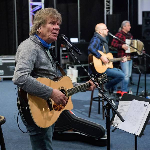 Lückerath spielt Gitarre und singt bei der Probe, im Hintergrund die anderen Bläck Fööss-Musiker.