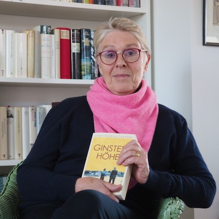 Theda Krohm-Linke, hier im Dezember 2022 in Erftstadt, mit ihrem Buch „Ginsterhöhe“.