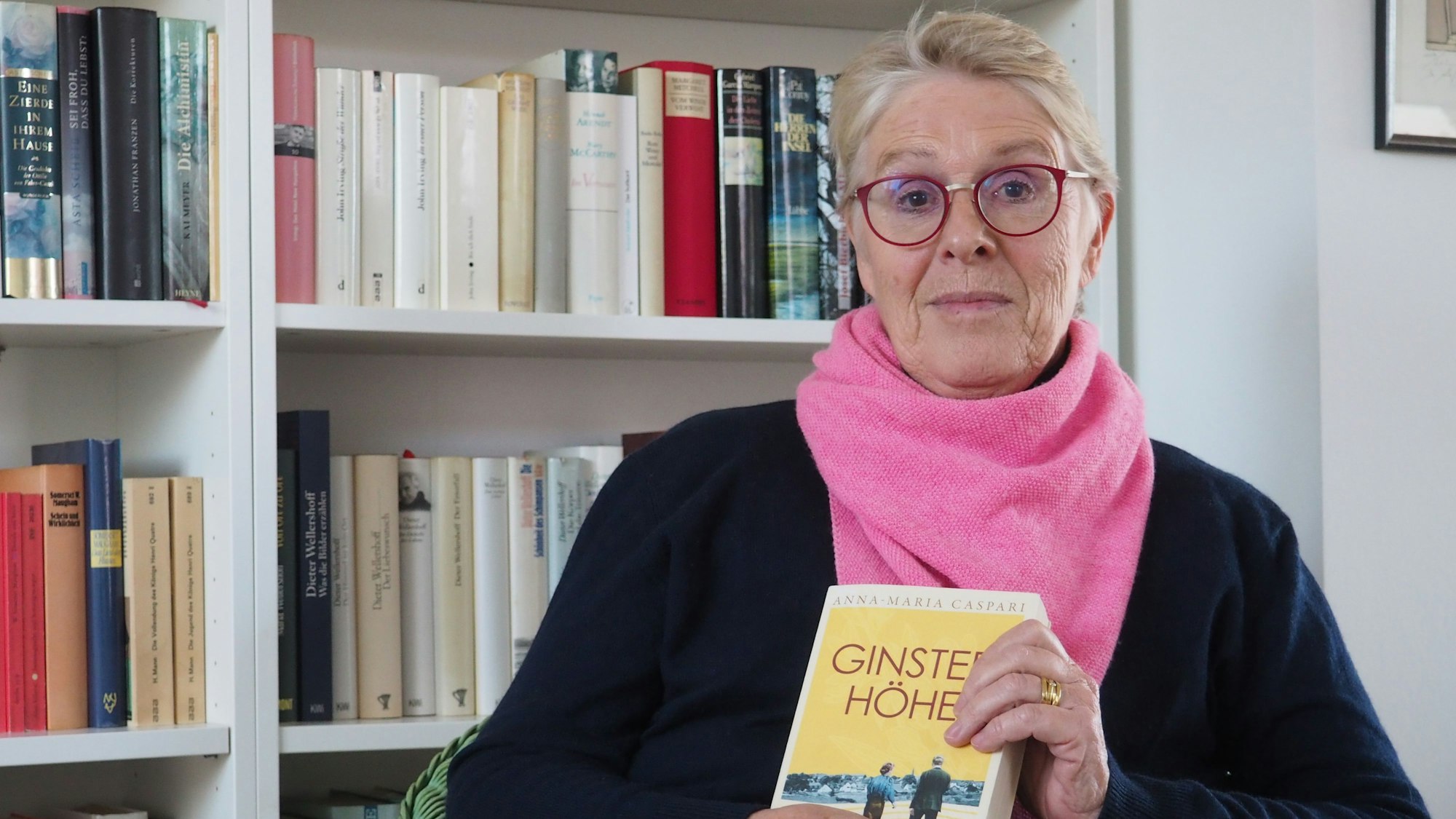 Theda Krohm-Linke, hier im Dezember 2022 in Erftstadt, mit ihrem Buch „Ginsterhöhe“.
