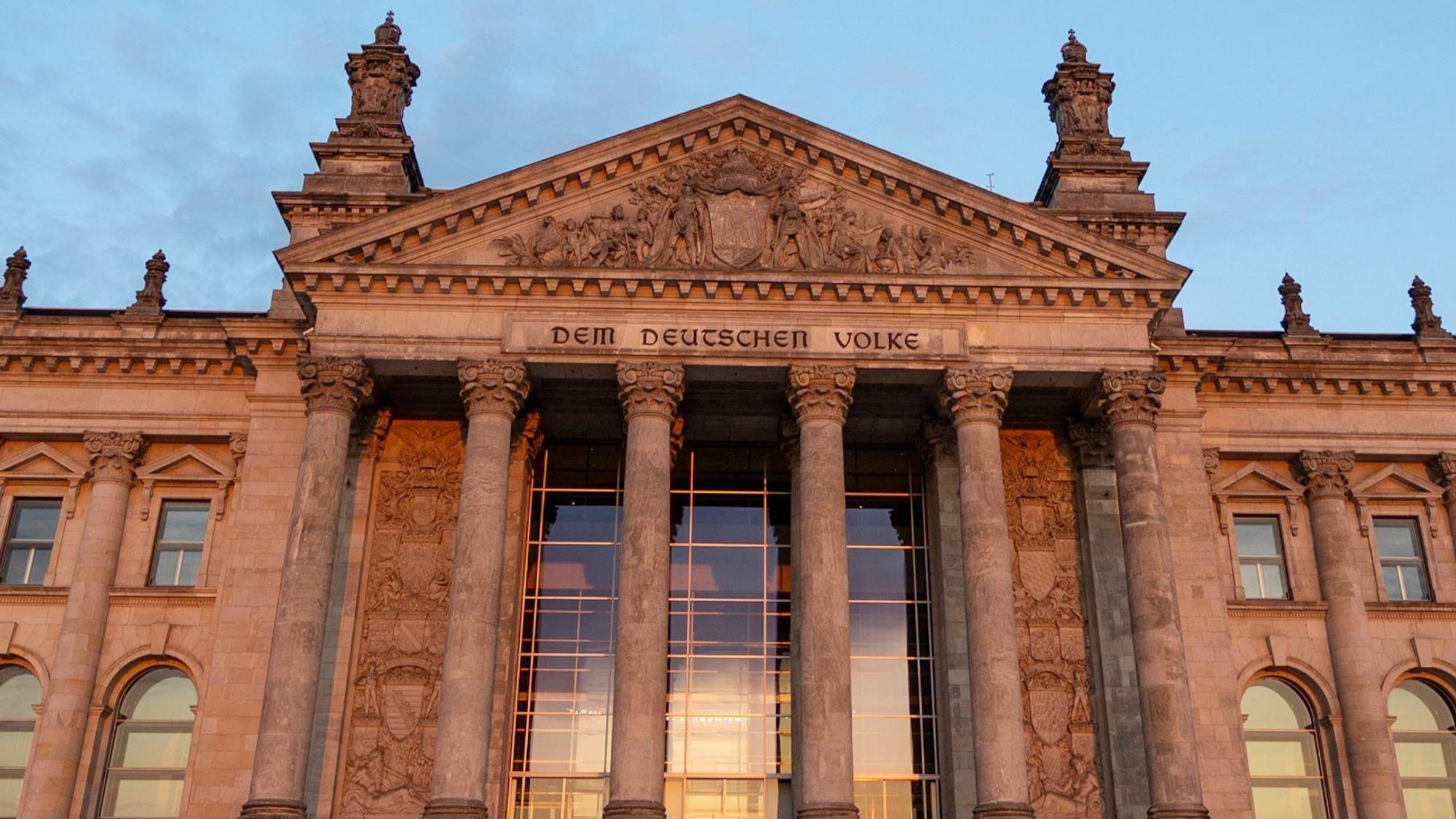 Das Reichstagsgebäude, der Sitz des Bundestags, steht in der Abendsonne