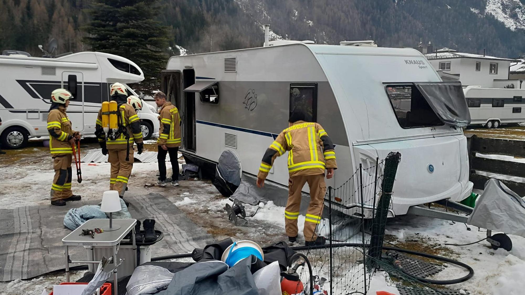Auf einem Campingplatz in Längenfeld/Huben (Tirol) brannte am Dienstag der Wohnwagen eines Paares aus Erftstadt. Die drei Hunde, die im Campingwagen eingeschlossen waren, starben.