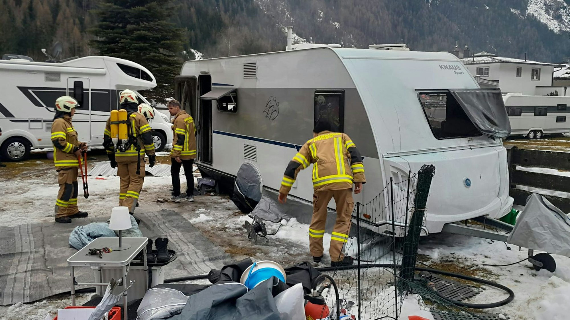 Auf einem Campingplatz in Längenfeld/Huben (Tirol) brannte am Dienstag der Wohnwagen eines Paares aus Erftstadt. Die drei Hunde, die im Campingwagen eingeschlossen waren, starben.