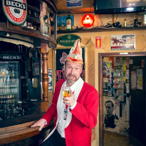 Der „Sitzungspräsident“ Volker Weininger mit einem Bierglas in der Hand.