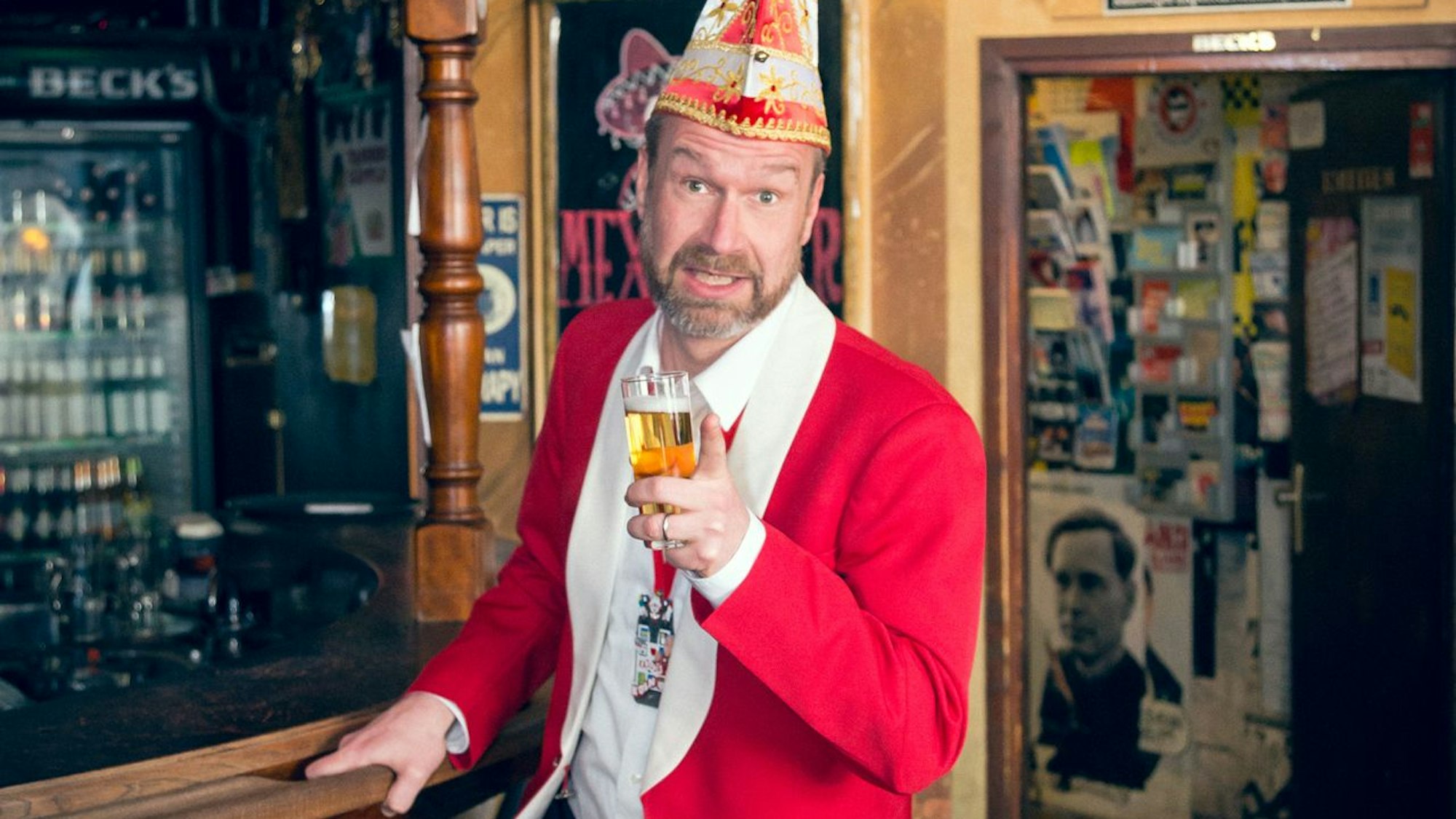 Der „Sitzungspräsident“ Volker Weininger mit einem Bierglas in der Hand.