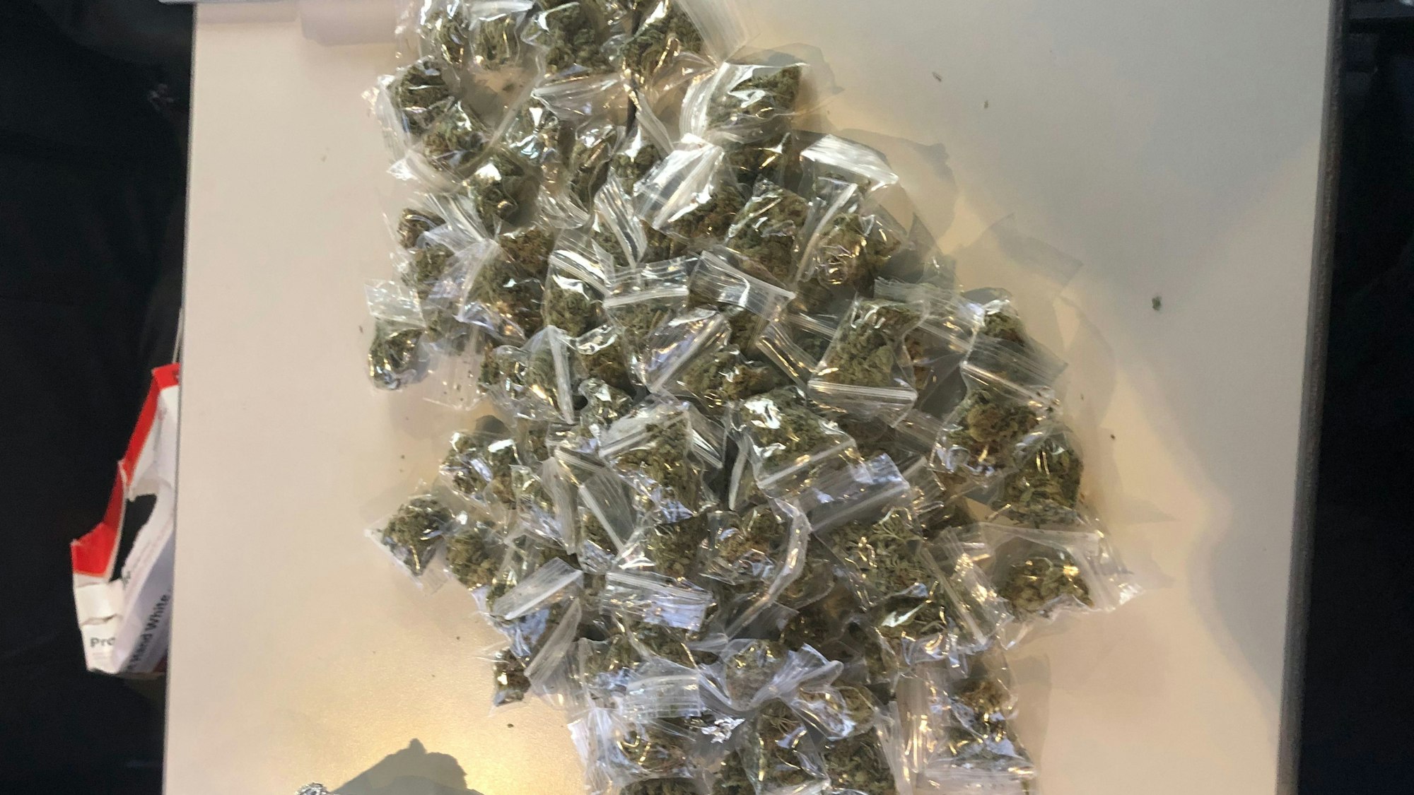 106 Tütchen mit Cannabis liegen auf einem Tisch der Kölner Polizei.
