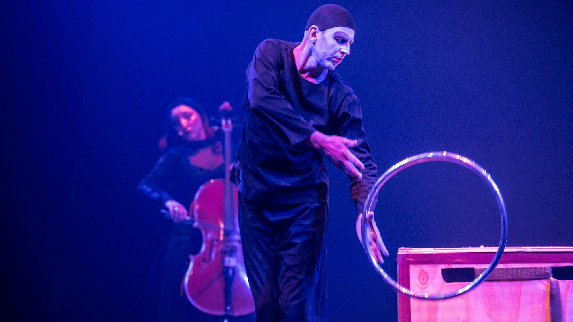 Ein Artist des Cirque Bouffon in der Kirche St. Michael (Archivbild)